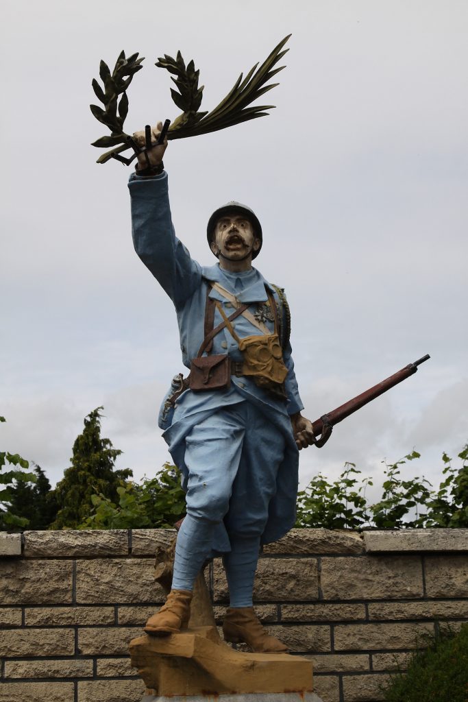 Kriegsdenkmal in Cappy s/Somme: Ein siegreicher Held