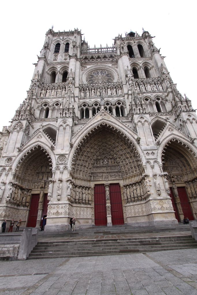 Die Portale der Kathedrale von Amiens bei Tag...