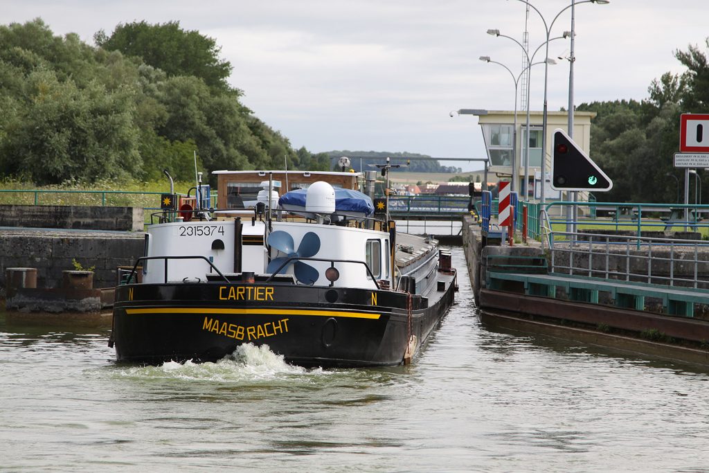 Einfahren in eine volle Schleuse hinter dem holländischen Frachtschiff «Cartier»