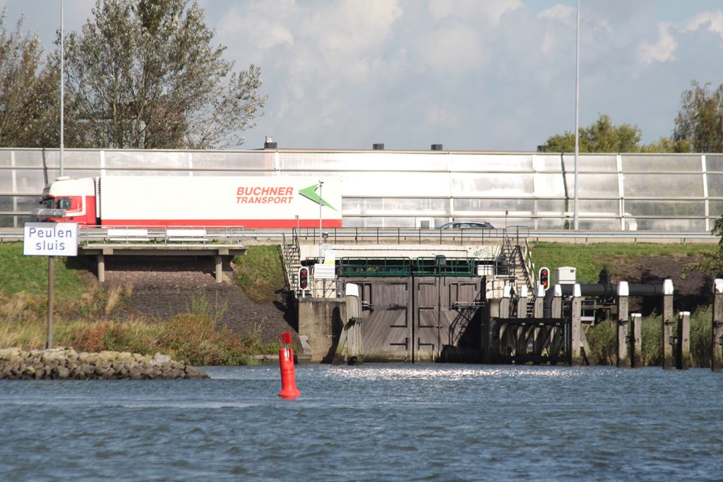 Die Peulenschleuse unter der Autobahn A15