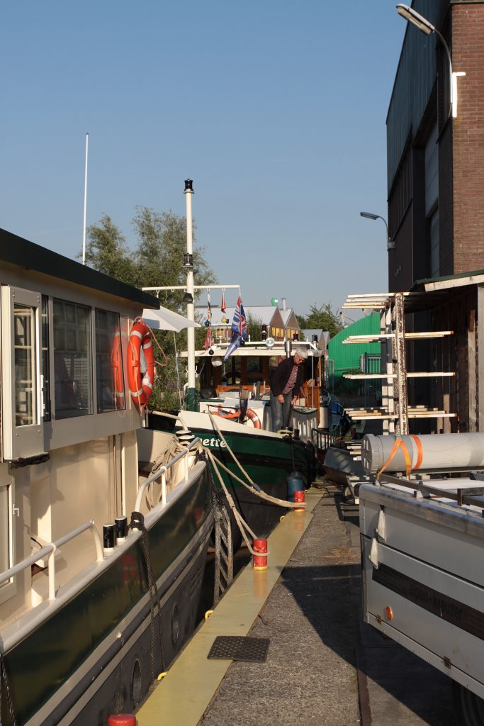 Hinter «Aslaug» vor der Zimmerei Drinkwaard