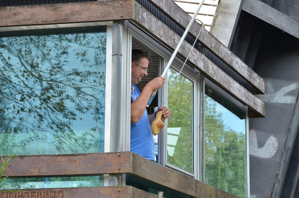 Der Brückenwärter steht mit dem Holzschuh bereit