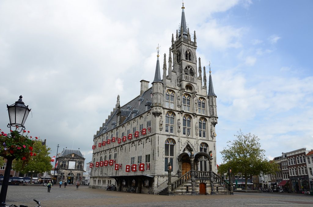 Das Stadthaus von Gouda, dahinter das Gebäude der Käsewaage