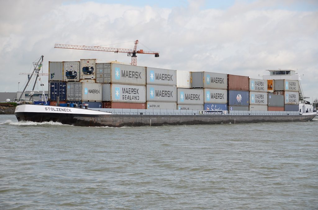 Containerschiff bei Dordrecht