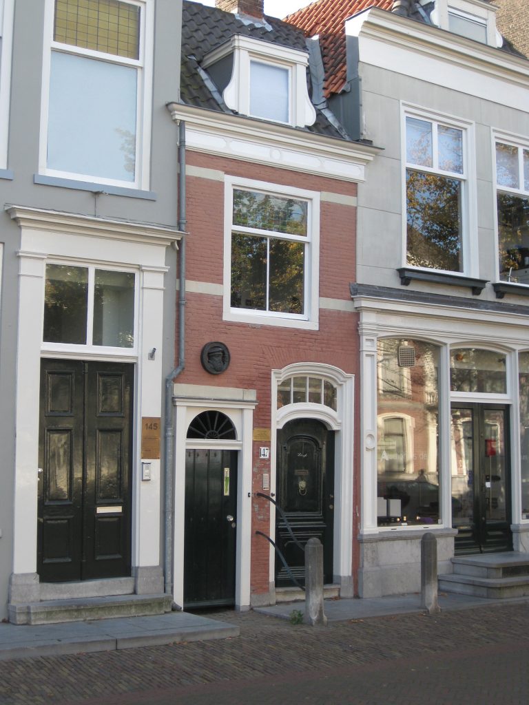 Das schmalste Haus von Delft – aber zwei Türen!