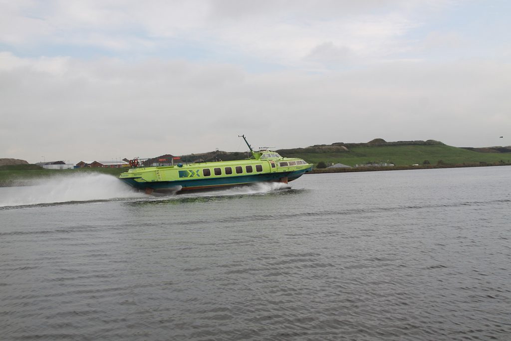 Tragflügelboot auf dem Noordzeekanaal