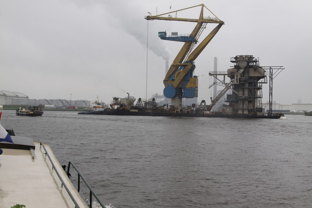 Die Fahrrinne des Nordseekanals wird ständig ausgebaggert.