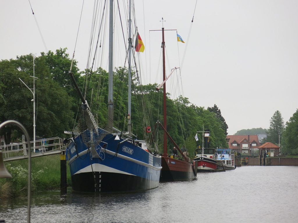 Schiffe vor dem Schifffahrtsmuseum Haren