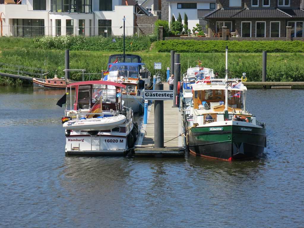 Am Gästesteg des Emspark Yachthafens in Haren