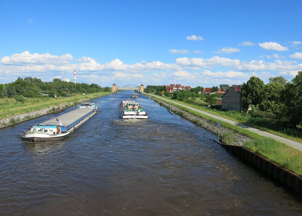 Der Mittellandkanal bei km 300 mit Sicherheitstor Haldensleben