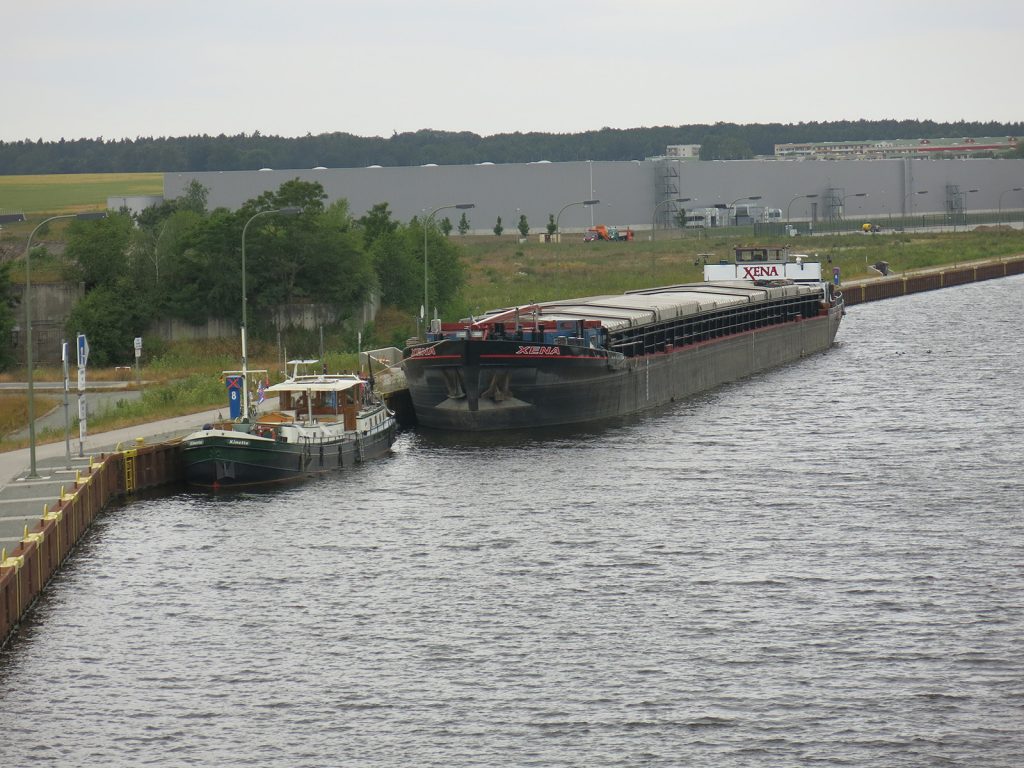 Am Quai von Haldensleben, vor dem niederländischen Frachtschiff «XENA».