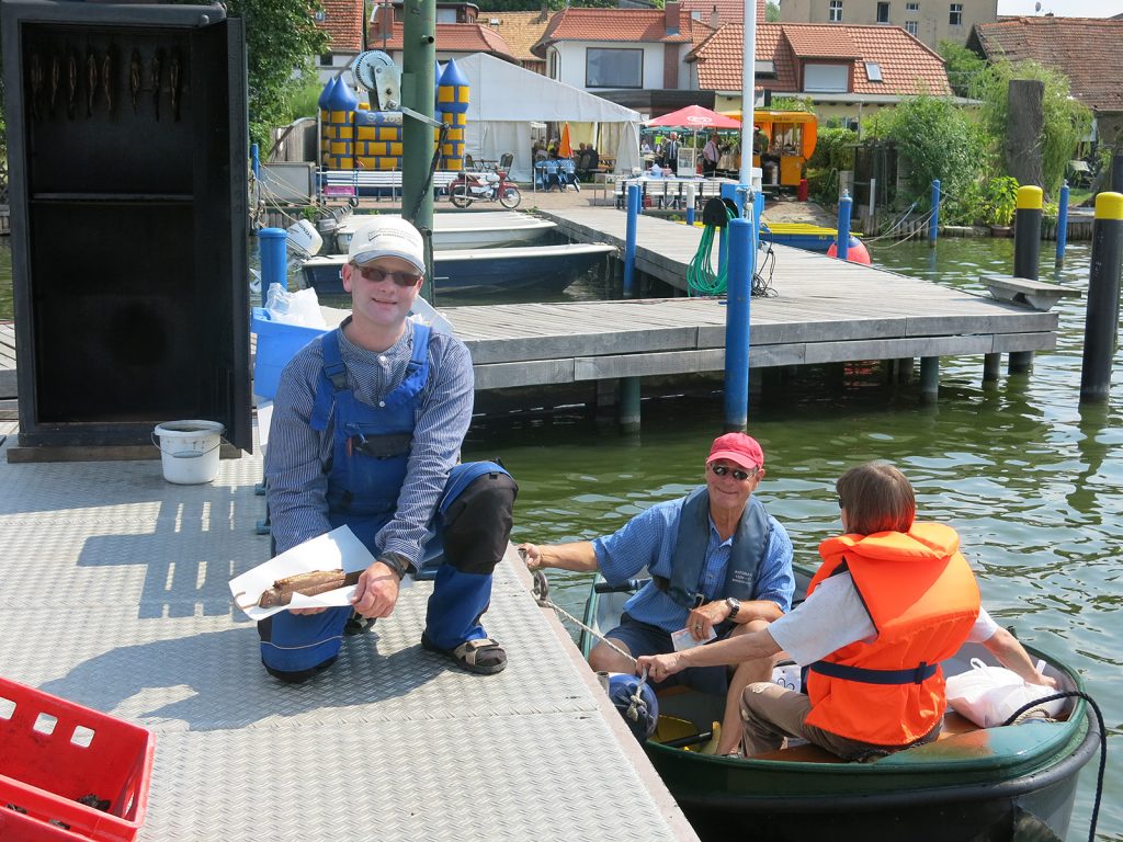 Hans-Joachim Kaubisch mit frisch geräucherten Forellen in Teupitz