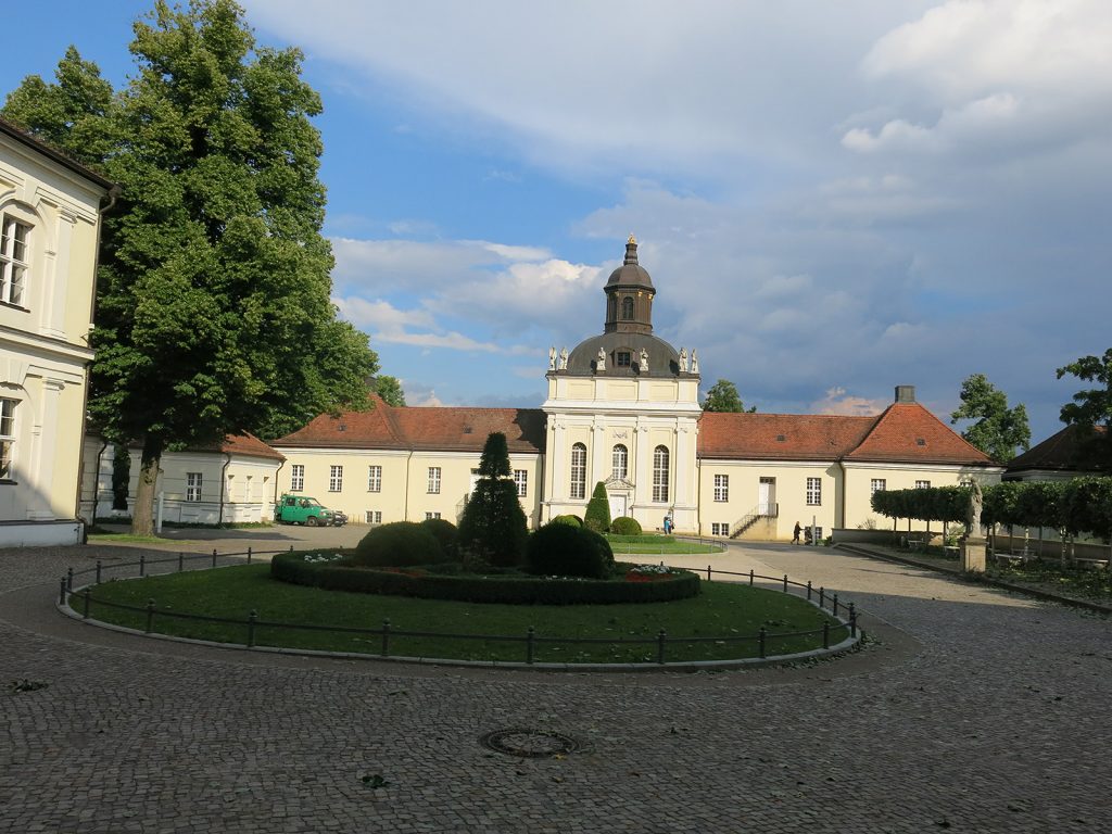 «Dann, meine Richtung auf das Schloss zu nehmend, erreichte ich ein grosses, von einem Kiesweg eingefasstes Wiesenrondell» (Theodor Fontane, Wanderungen in der Mark Brandenburg).