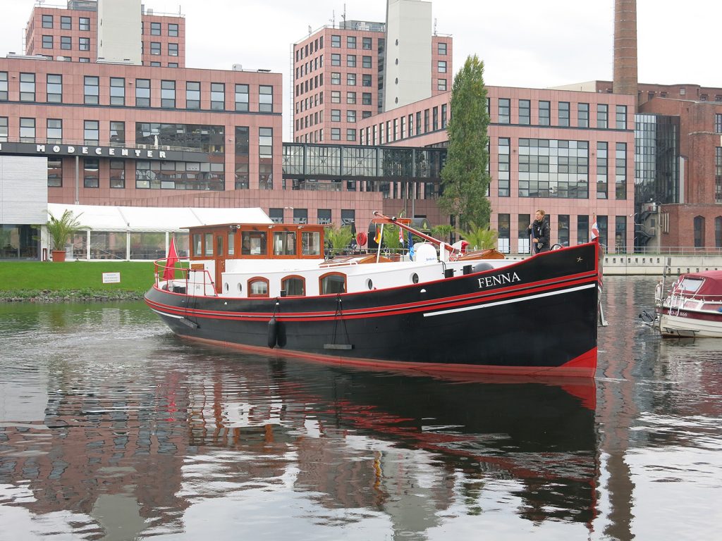 Die «Fenna» läuft in den Tempelhofer Hafen ein