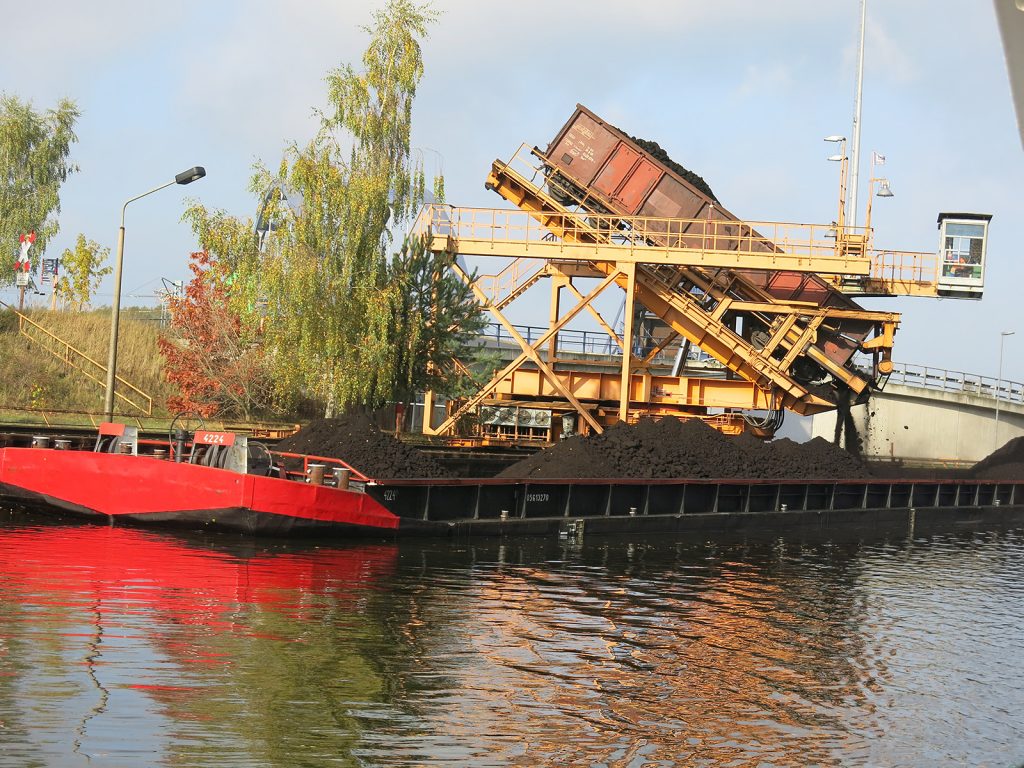 Braunkohle: Aus dem Eisenbahnwagen aufs Schiff ins Kraftwerk in die Atmosphäre