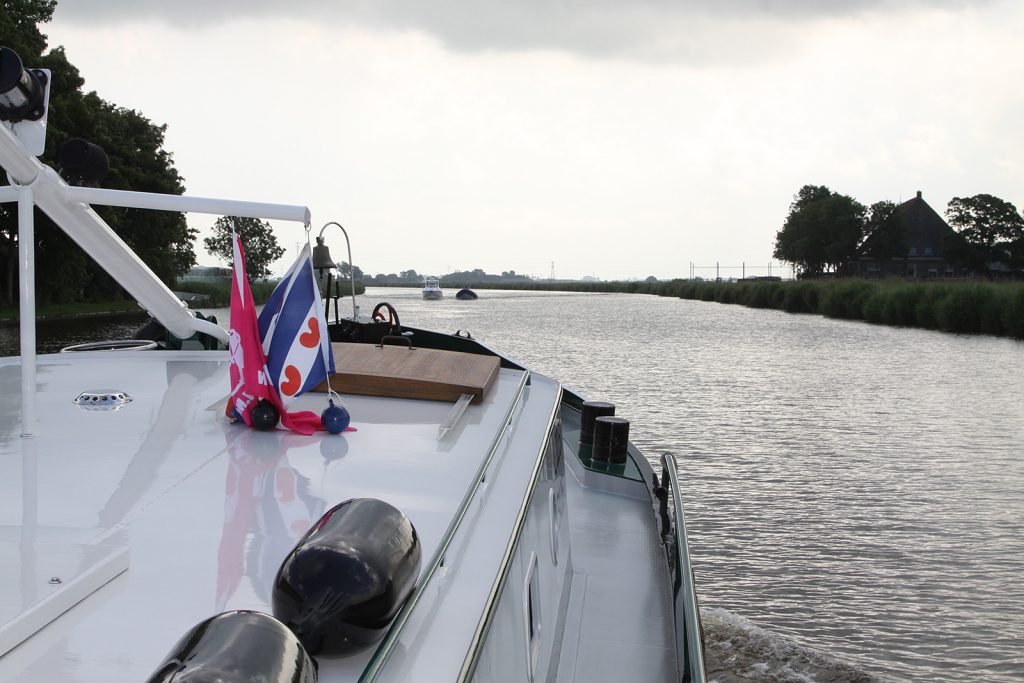 Auf dem Van Harinxmakanaal von Harlingen nach Leeuwarden