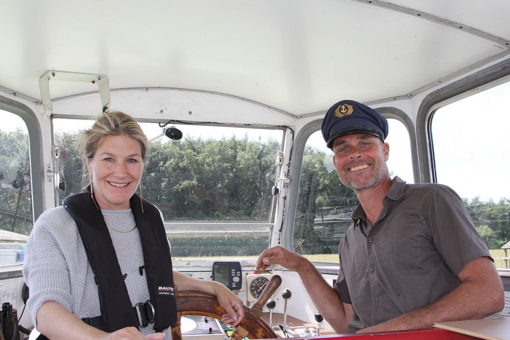 Maya und Stefan Reichling im Steuerhaus der «Seeland»