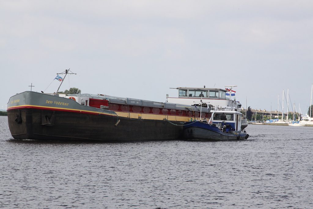 Ein Frachtschiff wird während der Fahrt betankt