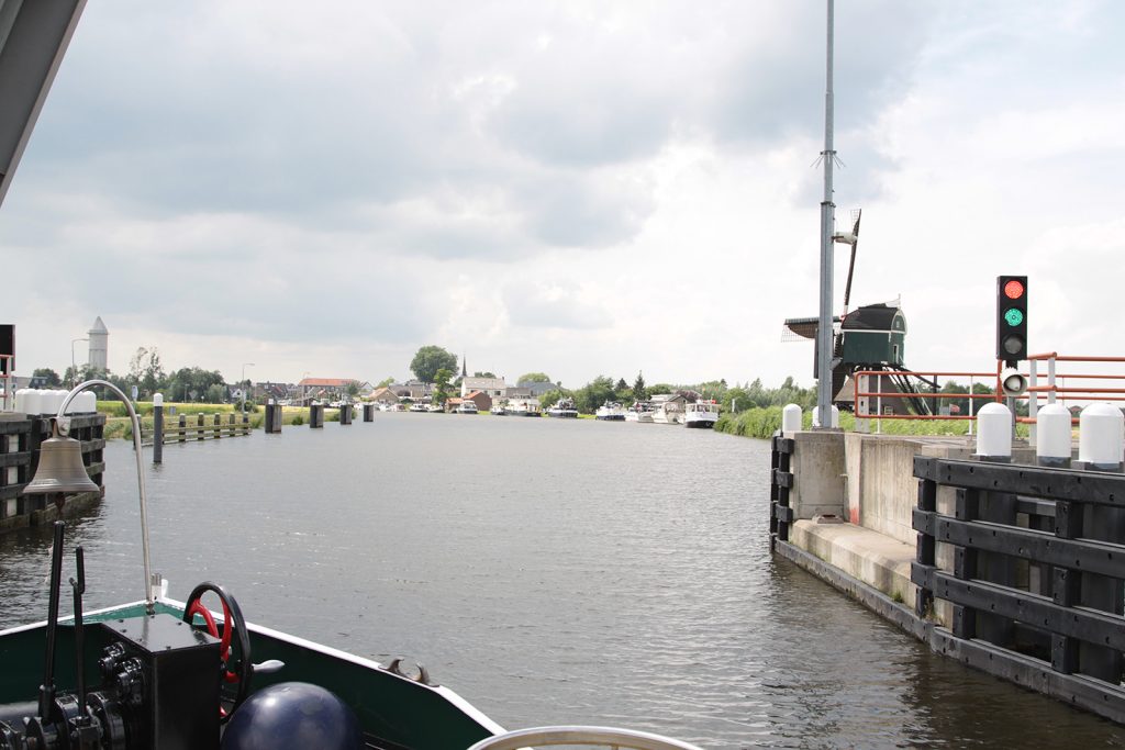 Liegeplätze südlich der Hebebrücke von Meerkerk