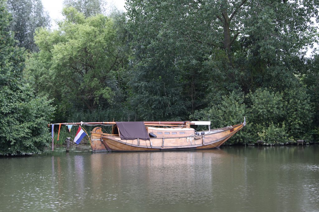 Ein hübscher Holzsegler an der Linge