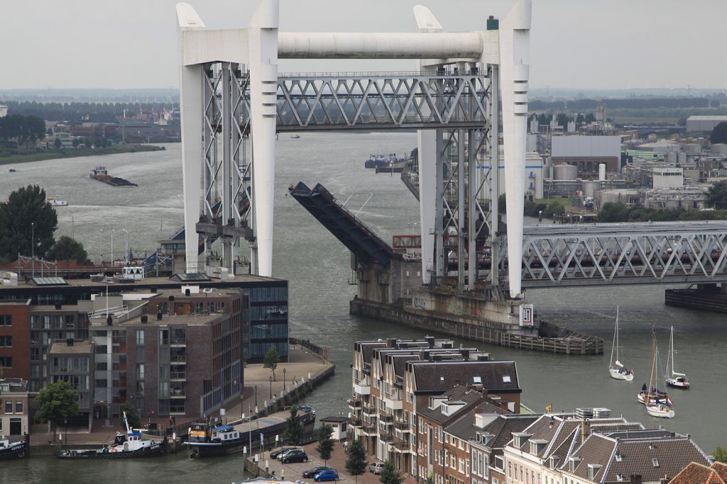 Die Eisenbahnbrücke ist bereits gehoben, die Strassenbrücke wird gehoben