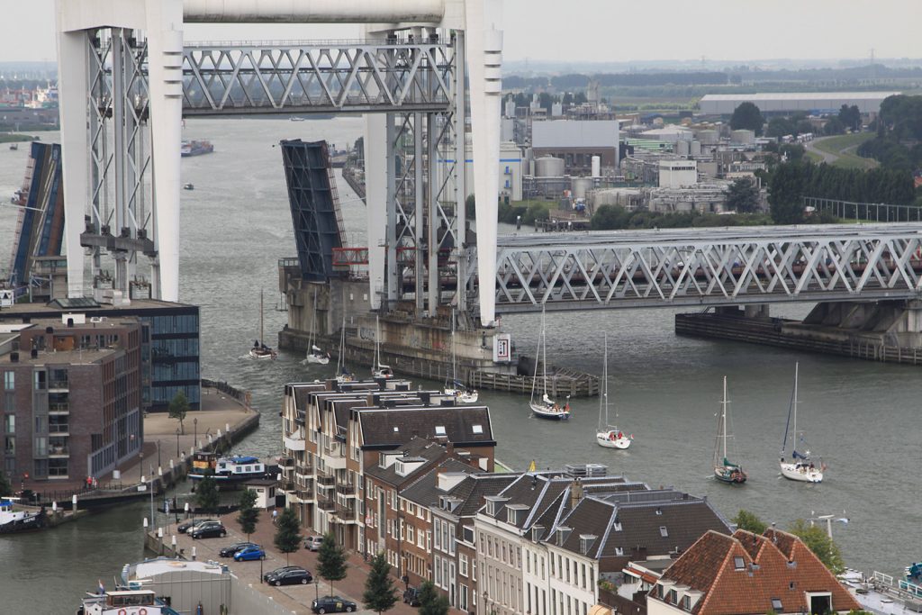 Beide Brücken offen, Segelschiffe können mit stehendem Mast durchfahren