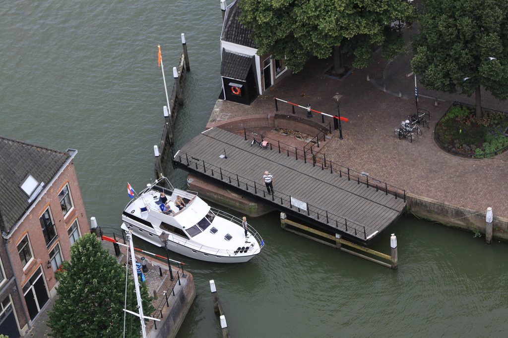 Einfahrt in den Yachthafen Maartensgat durch die Drehbrücke