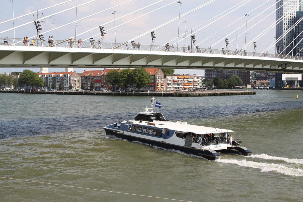 Ein Waterbus in Langsamfahrt