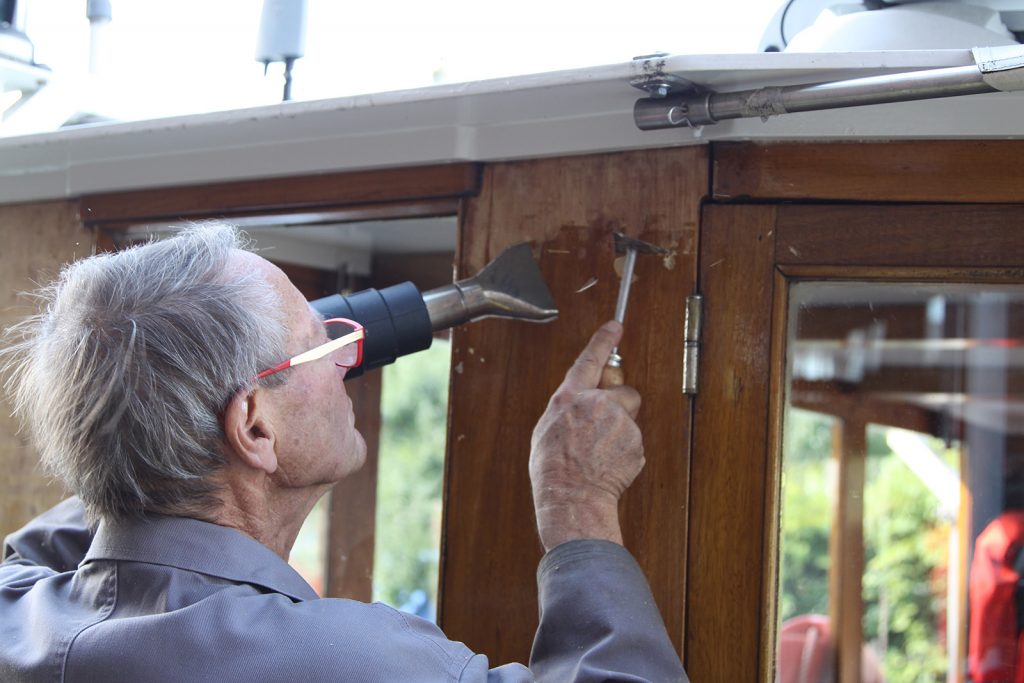 Entfernen des Lacks am Steuerhaus