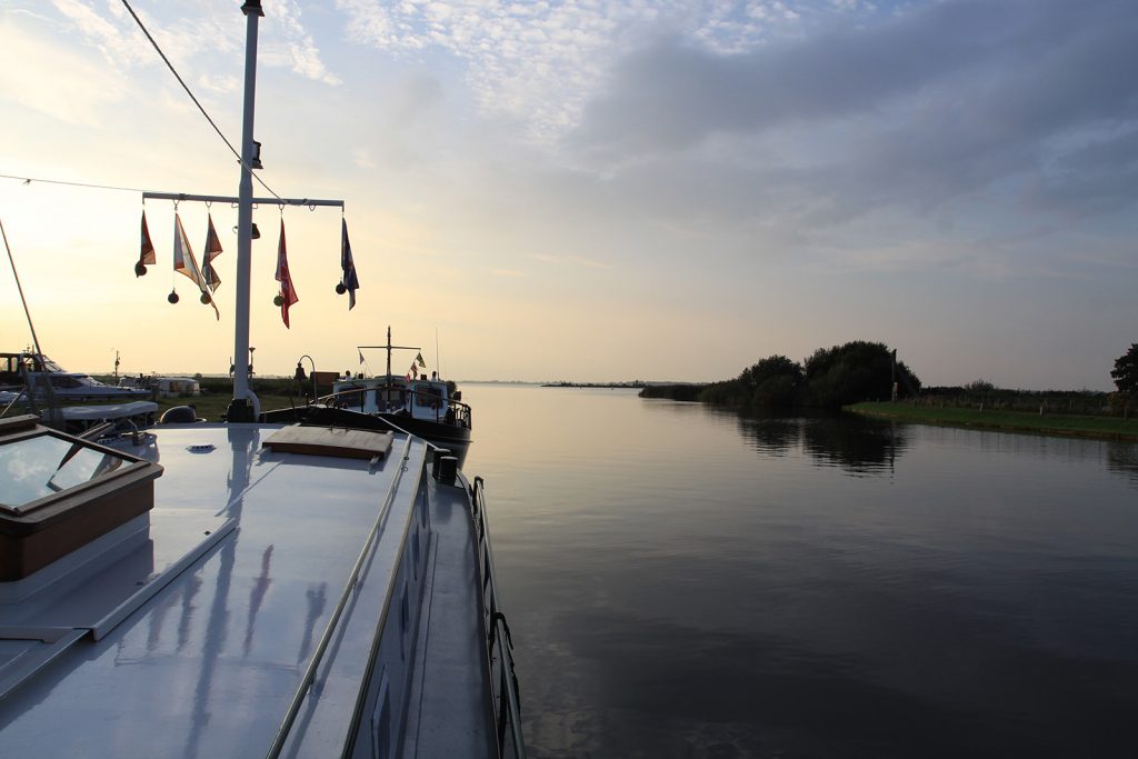 Liegeplätze in Echtenerbrug mit Blick aufs Tjeukemeer