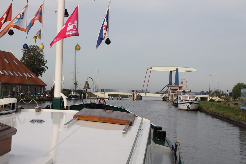 Die Hebebrücke von Follega westlich des Tjeukemeers