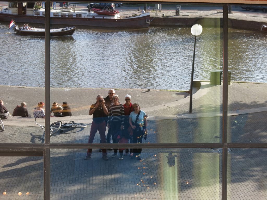 Selfie in der spiegelnden Fassade der Leeuwardener «Harmonie»