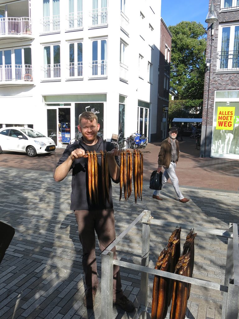 Frisch geräucherter Aal am Sonntagsmarkt in Leeuwarden