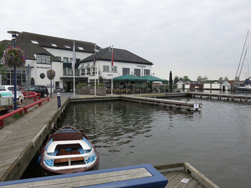 Einer der Passantenhäfen in Grou mit Restaurant Oostergoo im Hintergrund