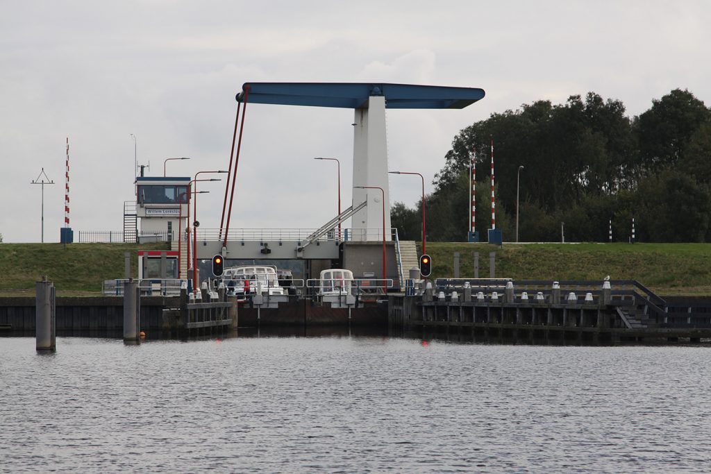 Die Willem Loréschleuse entlässt ein Rudel Mietboote