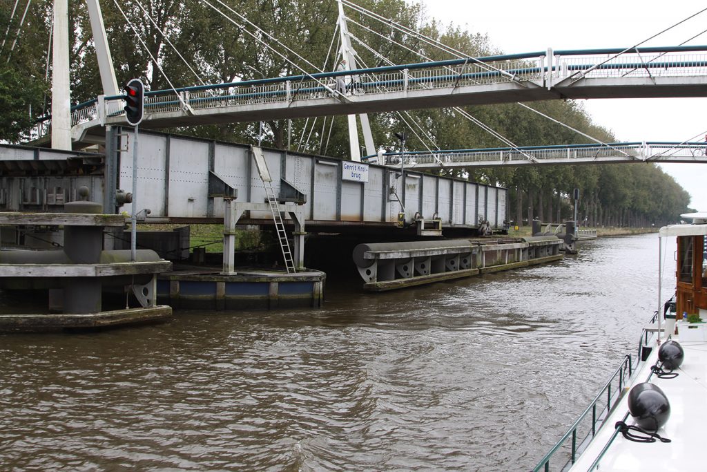 Eine Drehbrücke mit Drehteller und Schwimmer