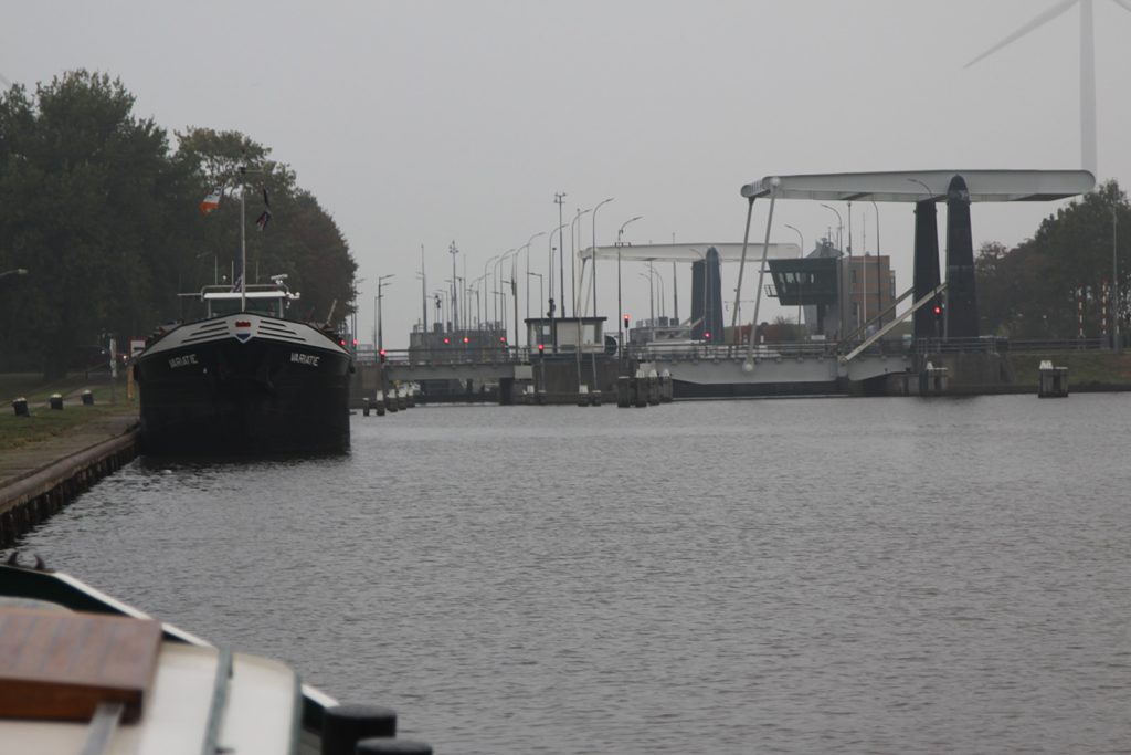 Vor der Seeschleuse Delfzijl