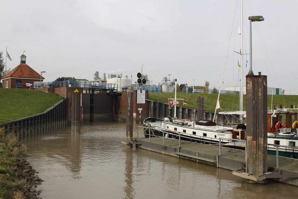 Am Wartesteg vor der Schutzschleuse Weener