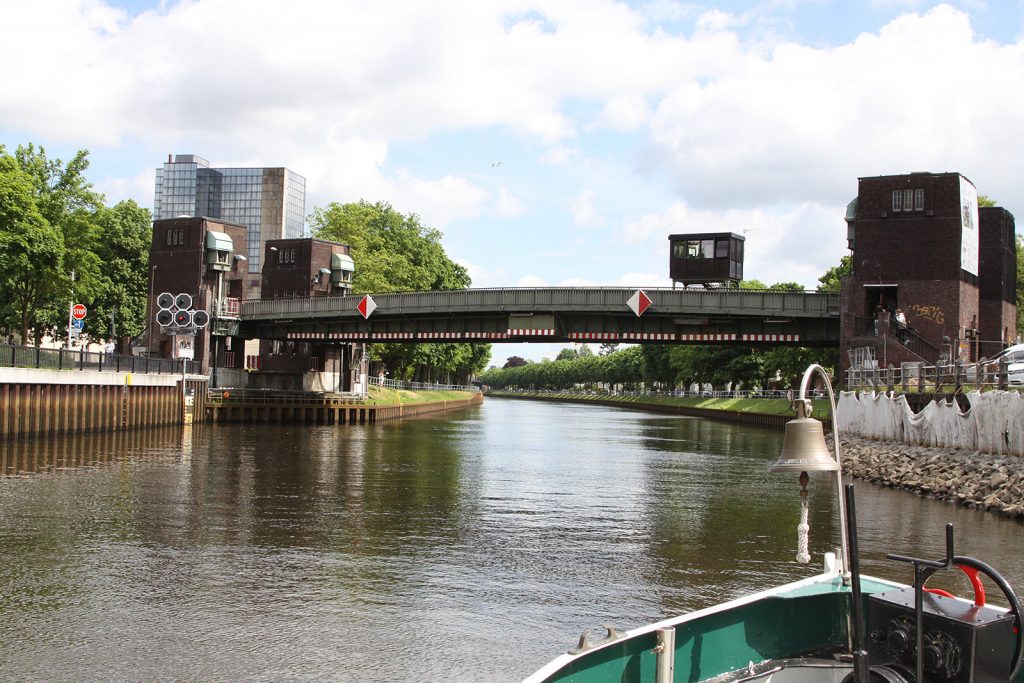 Die Cäcilienbrücke wird gehoben