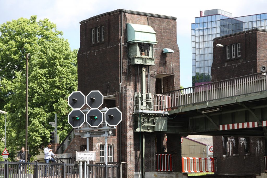 Die Brücke hängt an Stahlseilen