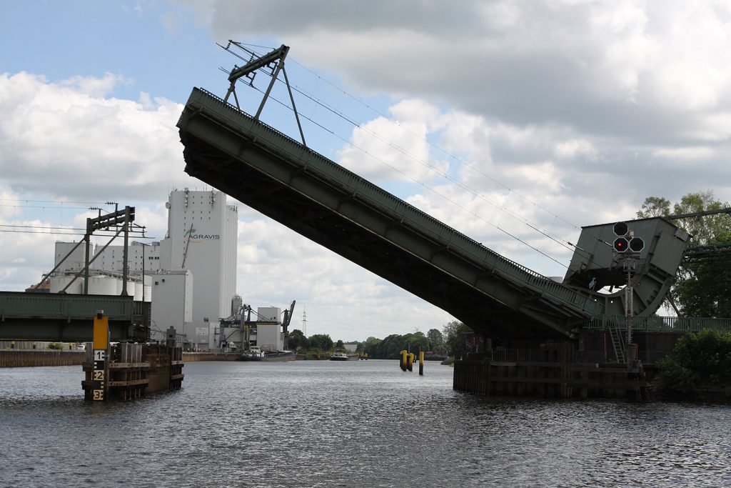 Die Eisenbahnklappbrücke Drielake