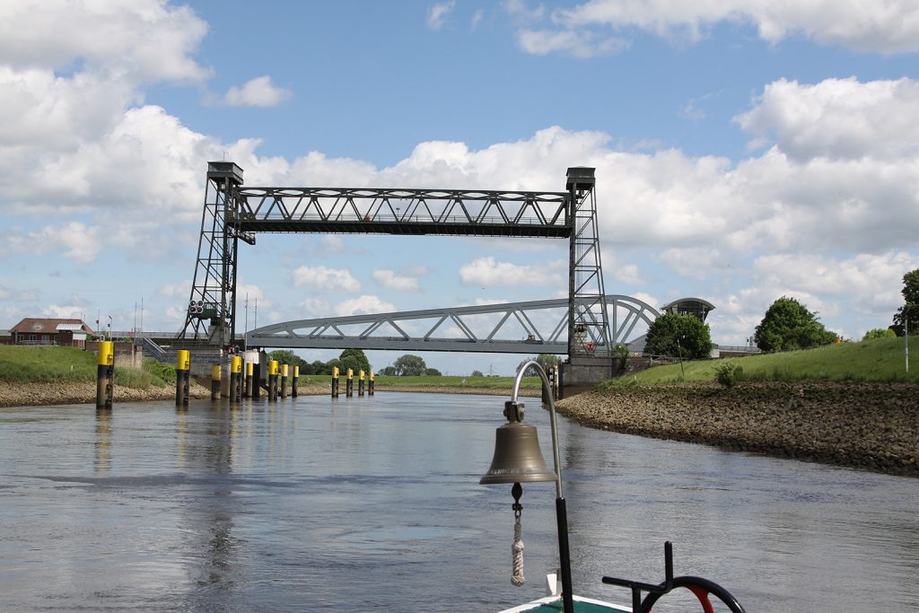 Die (gehobene) alte und die neue Huntebrücke