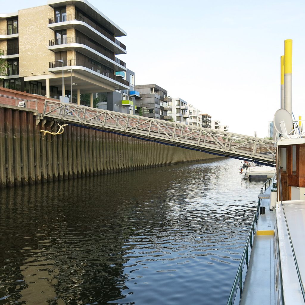 Die Gangway zum bei Niedrigwasser