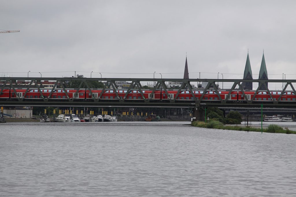 Die Eisenbahnbrücke in Bremen