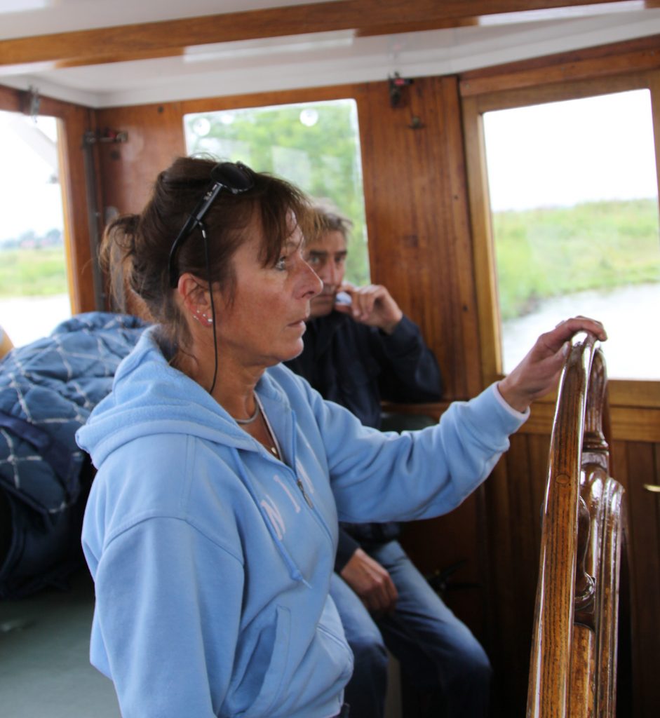 Corina Metschke am Steuer von Kinette