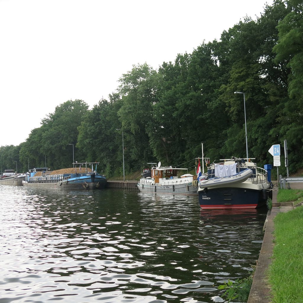 Mit der Berufsschifffahrt im Westhafen, vorne der Anleger für Kleinfahrzeuge