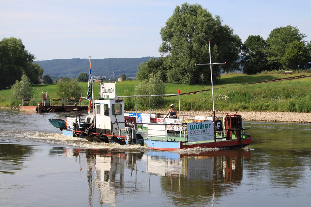 Fussgänger- und Radfahrerfähre über die Weser und ihr Fährmann