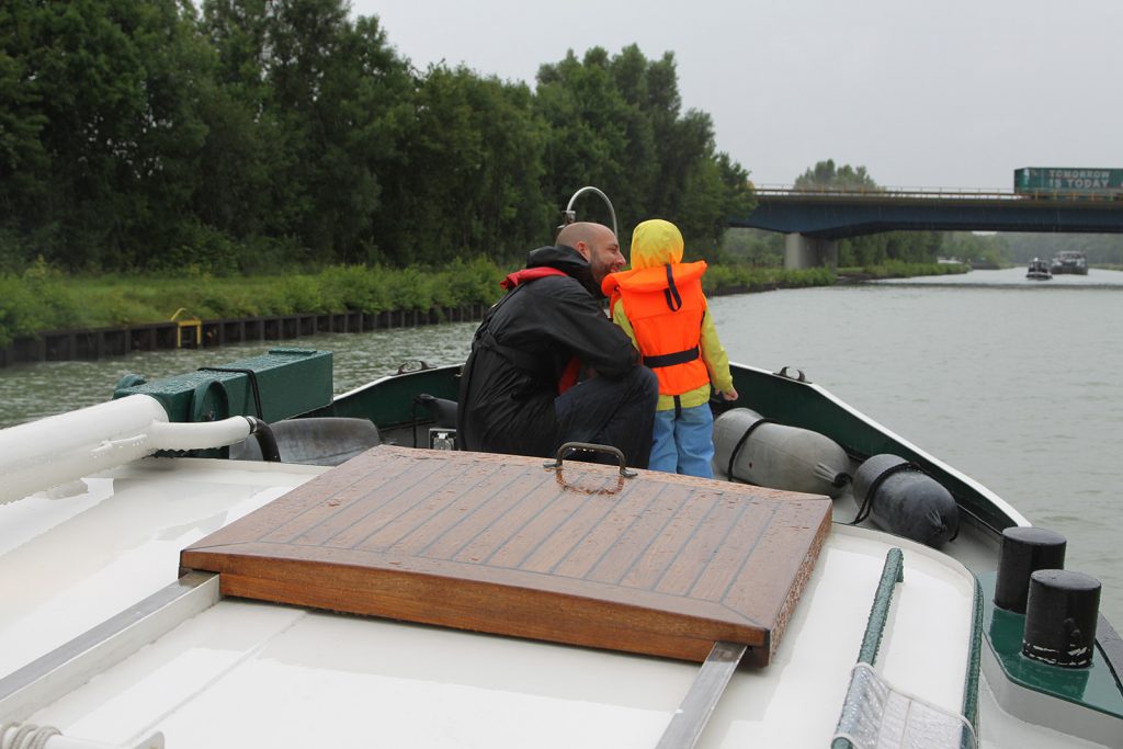 Sohn und Enkel trotzen dem Regen