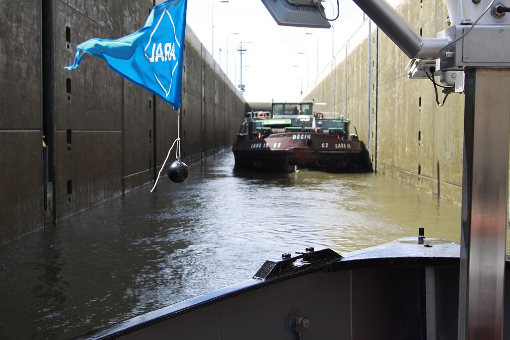 Mit der M.S. Therese in der Schleuse Sülfeld