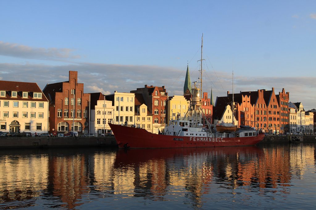 Häuserfront am Hansahafen, davor das ehemalige Feuerschiff «Fehmarnbelt»